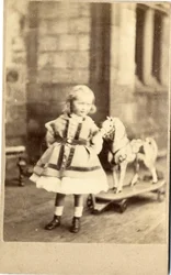 Jeune fille avec son cheval jouet à tirer, années 1860 (photo albuminée)